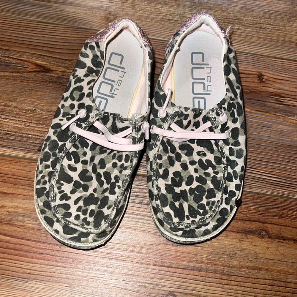 Girls size 12 Hey Dudes cheetah/pink